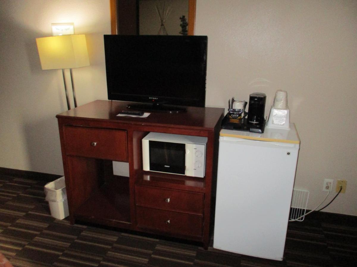 Hotel Super 8 By Wyndham Madison Esterno foto